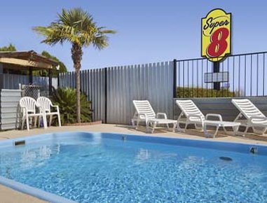 Super 8 Pleasanton - Pleasanton, TX