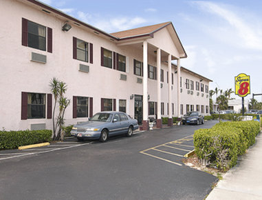 Super 8 Motel - Pompano Beach, FL