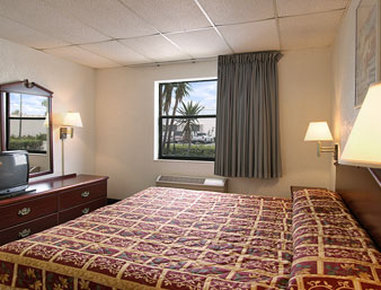 Super 8 Motel - Pompano Beach, FL