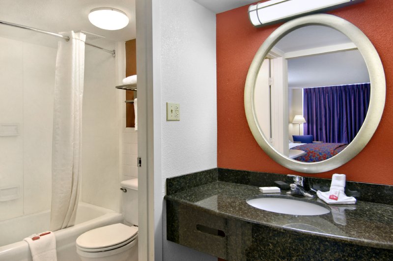 RED ROOF INN - Sandston, VA