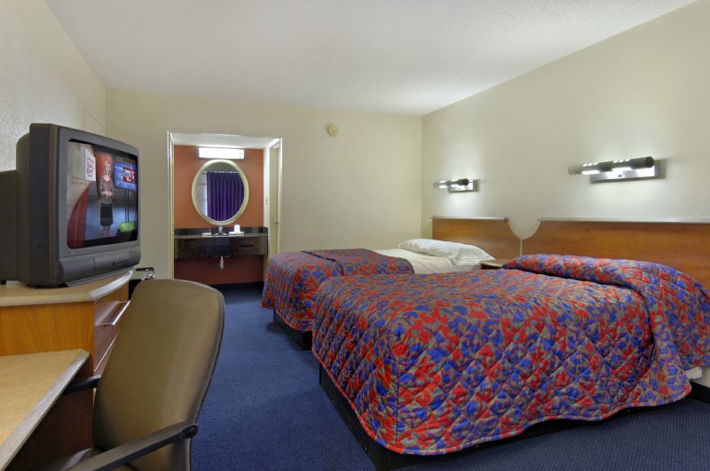 RED ROOF INN - Sandston, VA