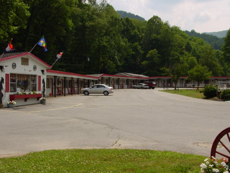 A Holiday Motel - Maggie Valley, NC