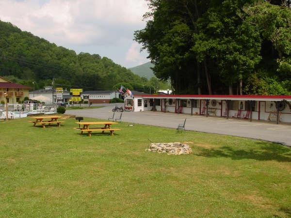 A Holiday Motel - Maggie Valley, NC