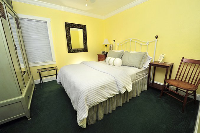 Mango Inn Bed & Breakfast - Lake Worth, FL