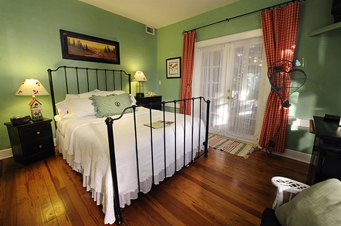 Mango Inn Bed & Breakfast - Lake Worth, FL