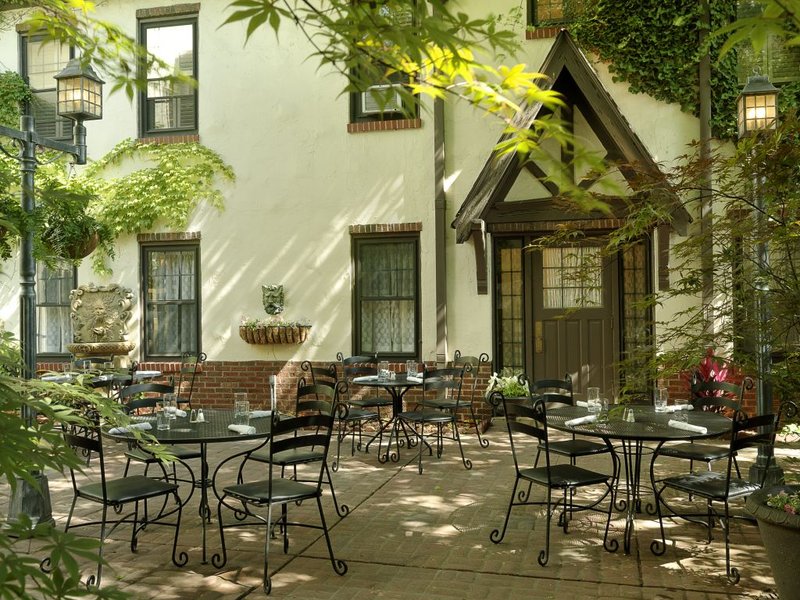 Seven Gables Inn