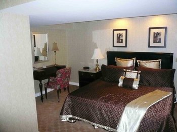 The Embassy Inn - Room