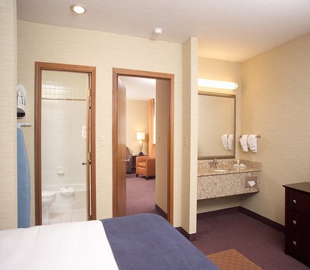 Ivy Court Inn & Suites - South Bend, IN