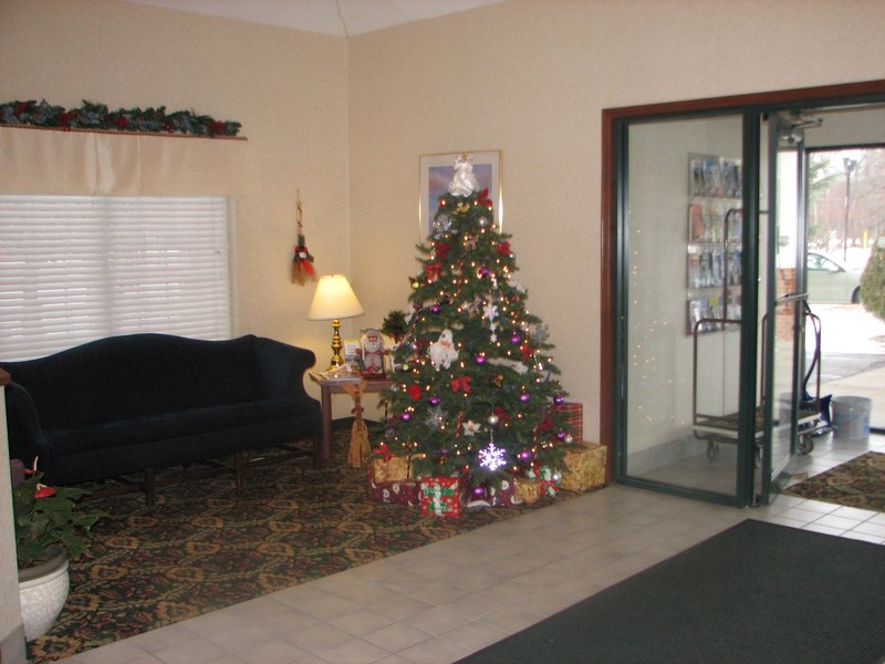 Charlevoix Inn & Suites - Charlevoix, MI