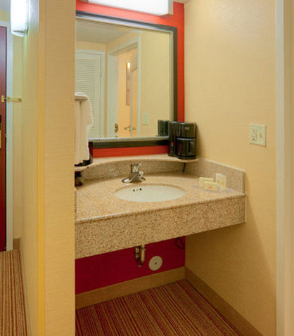 Courtyard By Marriott Roanoke Airport - Roanoke, VA
