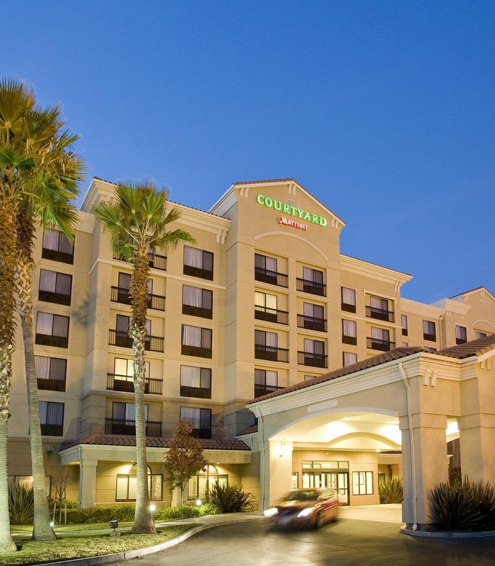 Newark Courtyard By Marriott