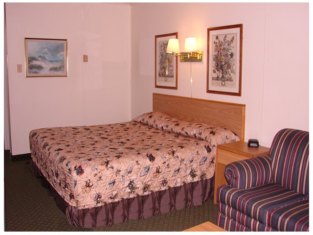 Red Carpet Inn & Suites - Ebensburg, PA