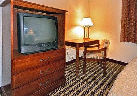 Econo Lodge Inn & Suites - Warren, OH