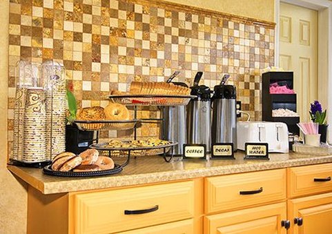 Econo Lodge Inn & Suites - Warren, OH