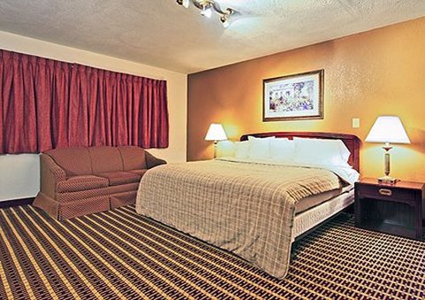 Econo Lodge Inn & Suites - Warren, OH