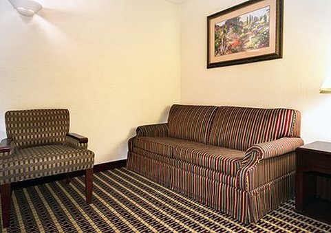 Econo Lodge Inn & Suites - Warren, OH