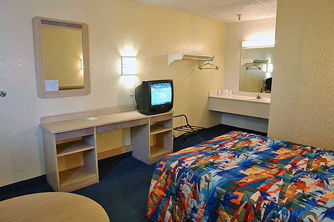 Knights Inn - Tampa, FL