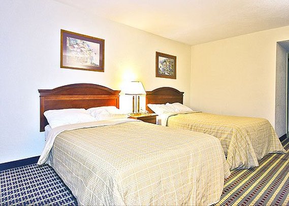 Econo Lodge Inn & Suites - Warren, OH