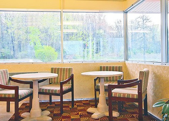 Econo Lodge Inn & Suites - Warren, OH