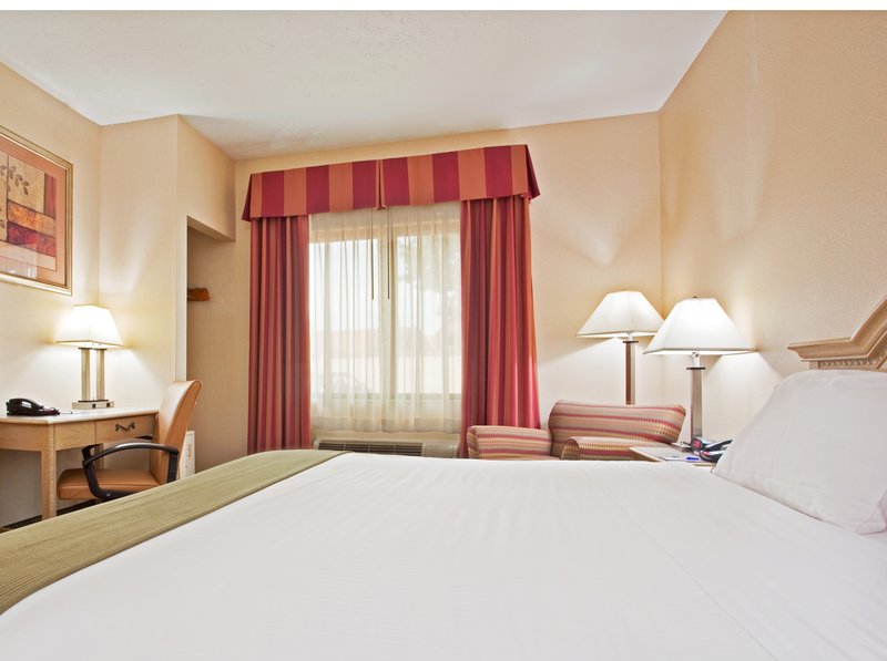 Holiday Inn Express CLEVELAND AIRPORT - BROOK PARK - Brook Park, OH
