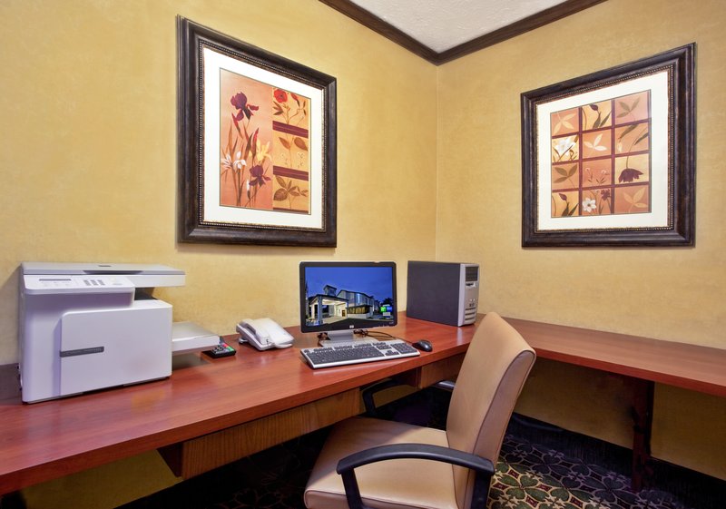 Holiday Inn Express CLEVELAND AIRPORT - BROOK PARK - Brook Park, OH