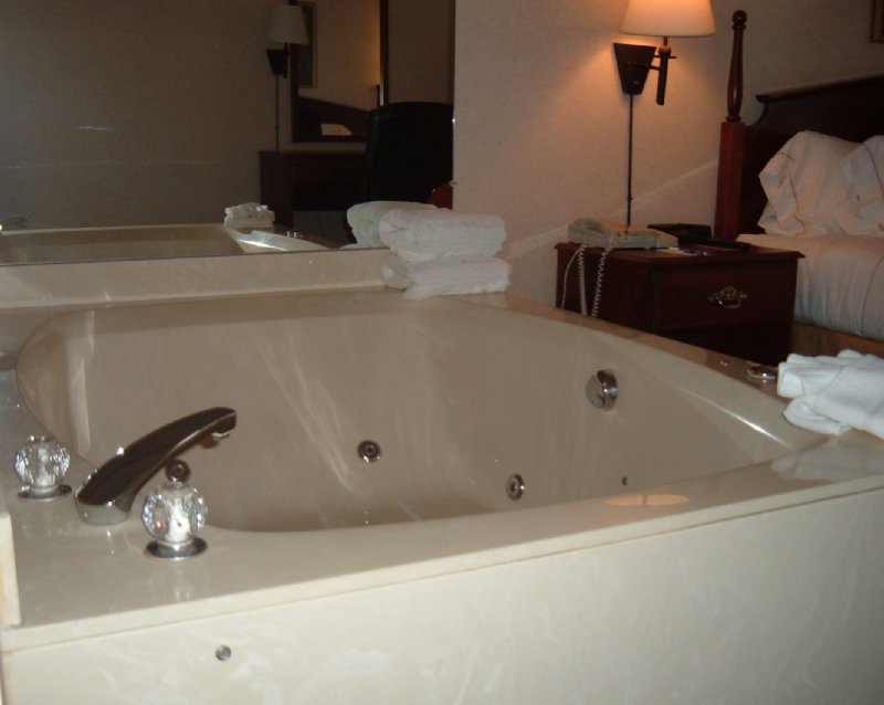 HOLIDAY INN EXPRESS-COLDWATER - Coldwater, MI