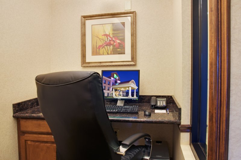 HOLIDAY INN EXPRESS - Center, TX