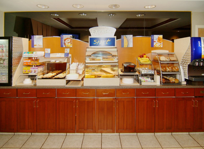 Holiday Inn Express CEDAR RAPIDS (COLLINS RD) - Cedar Rapids, IA
