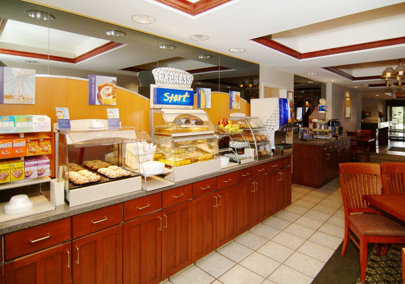 Holiday Inn Express CEDAR RAPIDS (COLLINS RD) - Cedar Rapids, IA