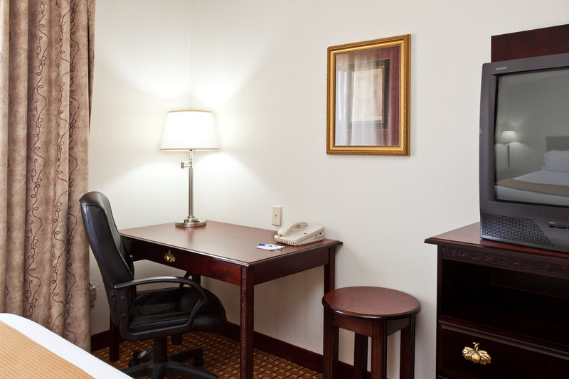 HOLIDAY INN EXPRESS - Clanton, AL