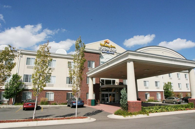 Holiday Inn Express & Suites WOODHAVEN - Trenton, MI