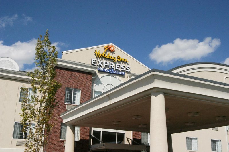 Holiday Inn Express & Suites WOODHAVEN - Trenton, MI