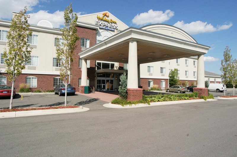 Holiday Inn Express & Suites WOODHAVEN - Trenton, MI