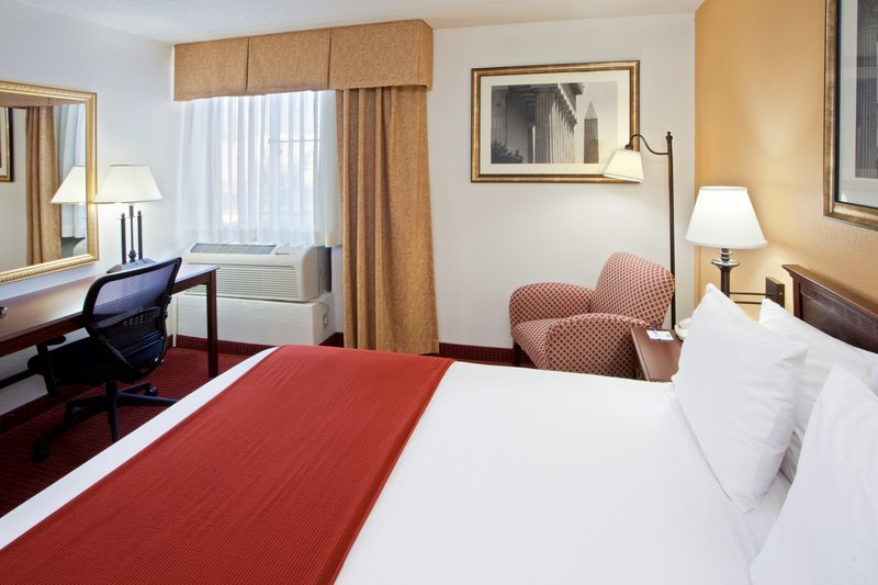 Holiday Inn Express RESTON HERNDON-DULLES AIRPORT - Herndon, VA