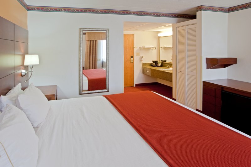 Holiday Inn Express RESTON HERNDON-DULLES AIRPORT - Herndon, VA