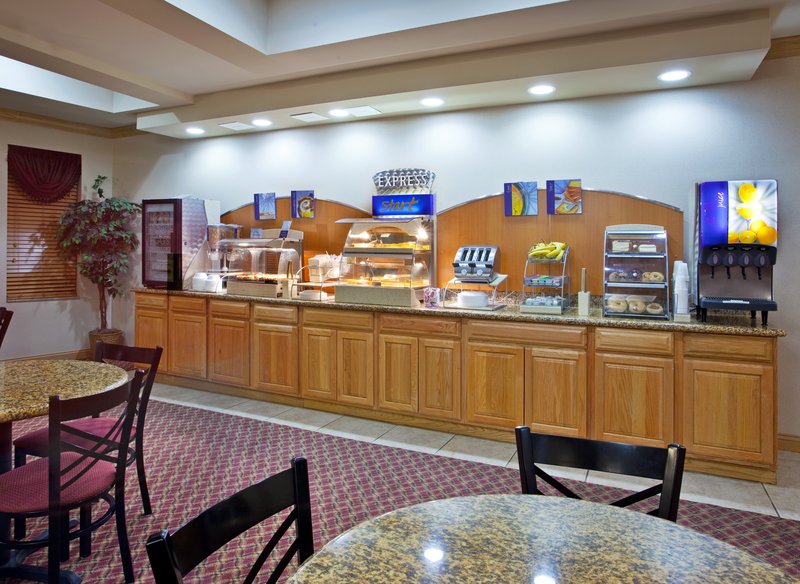 HOLIDAY INN EXPRESS-UTICA - Utica, MI