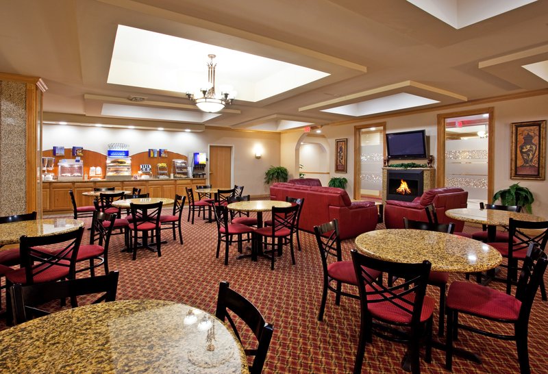 HOLIDAY INN EXPRESS-UTICA - Utica, MI