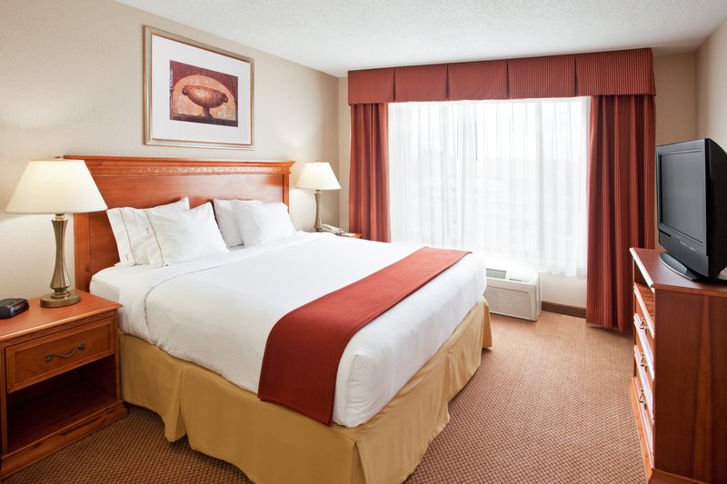 HOLIDAY INN EXPRESS-UTICA - Utica, MI
