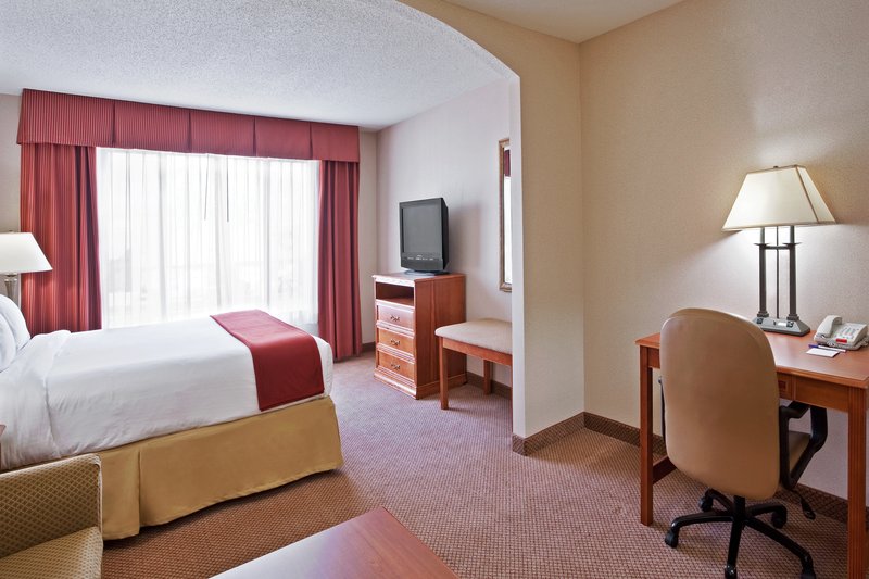 HOLIDAY INN EXPRESS-UTICA - Utica, MI