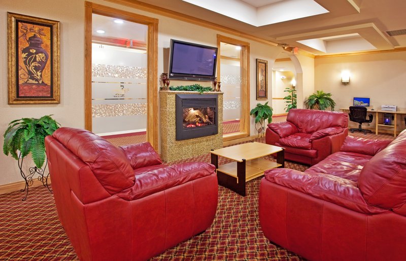 HOLIDAY INN EXPRESS-UTICA - Utica, MI