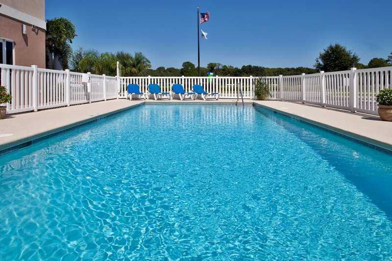 HOLIDAY INN EXPRESS - Tavares, FL