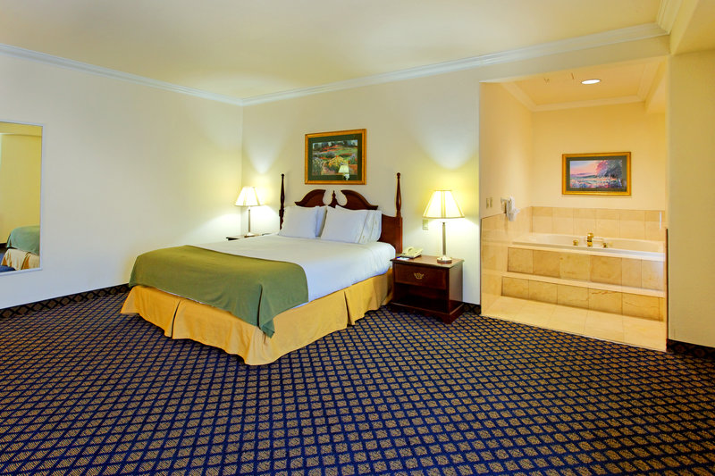 Holiday Inn Express SPRINGFIELD - Springfield, VT