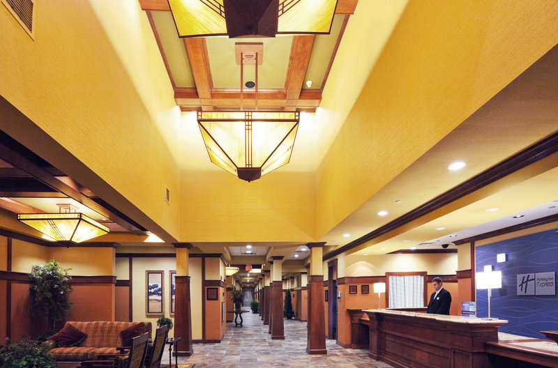Holiday Inn Express & Suites Springfield - Springfield, MO