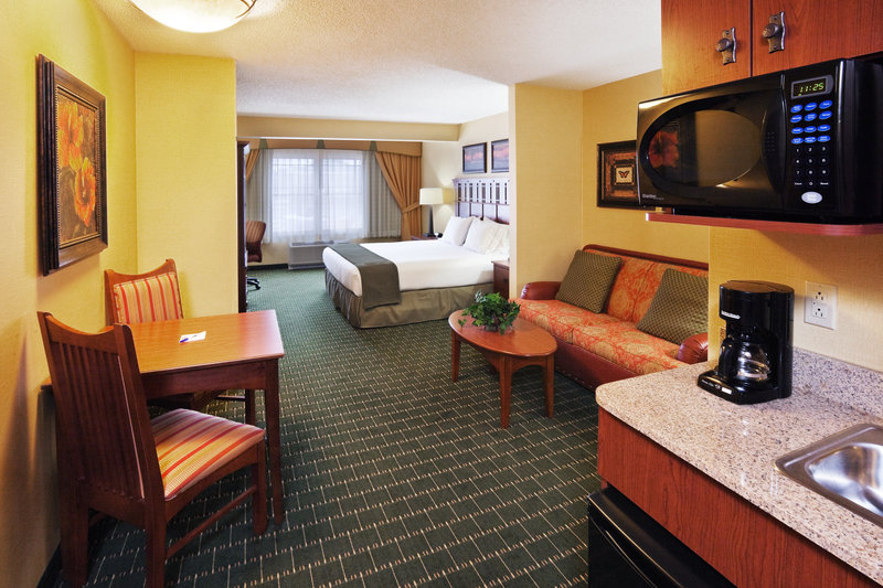 Holiday Inn Express & Suites Springfield - Springfield, MO