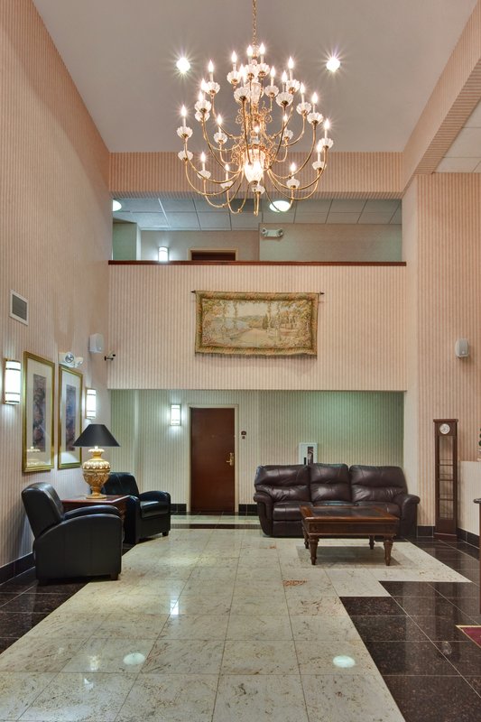 Holiday Inn Express & Suites ROSEVILLE - Harper Woods, MI