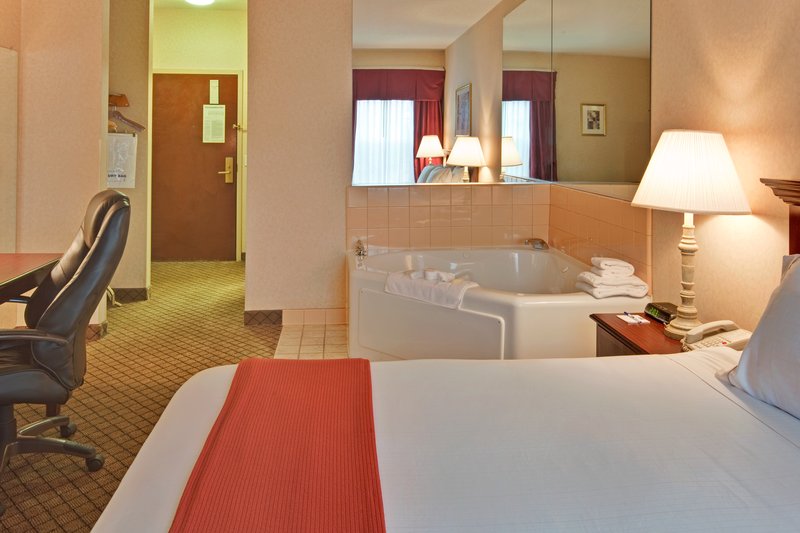 Holiday Inn Express & Suites ROSEVILLE - Harper Woods, MI