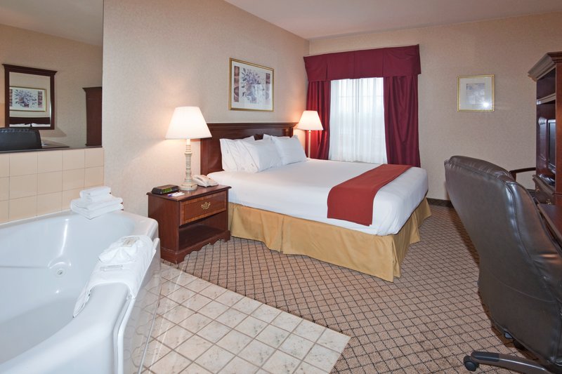 Holiday Inn Express & Suites ROSEVILLE - Harper Woods, MI