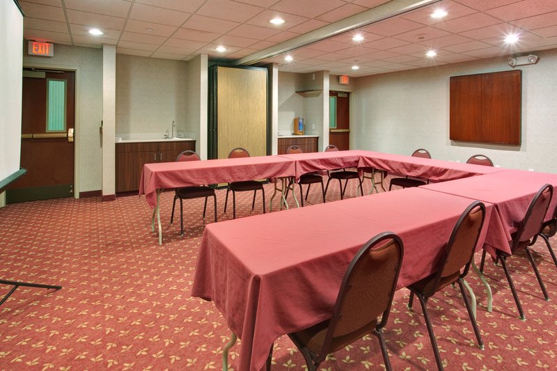 Holiday Inn Express & Suites ROSEVILLE - Harper Woods, MI