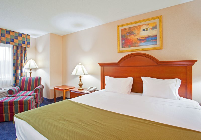 Baymont Inn & Suites Galesburg - Galesburg, IL