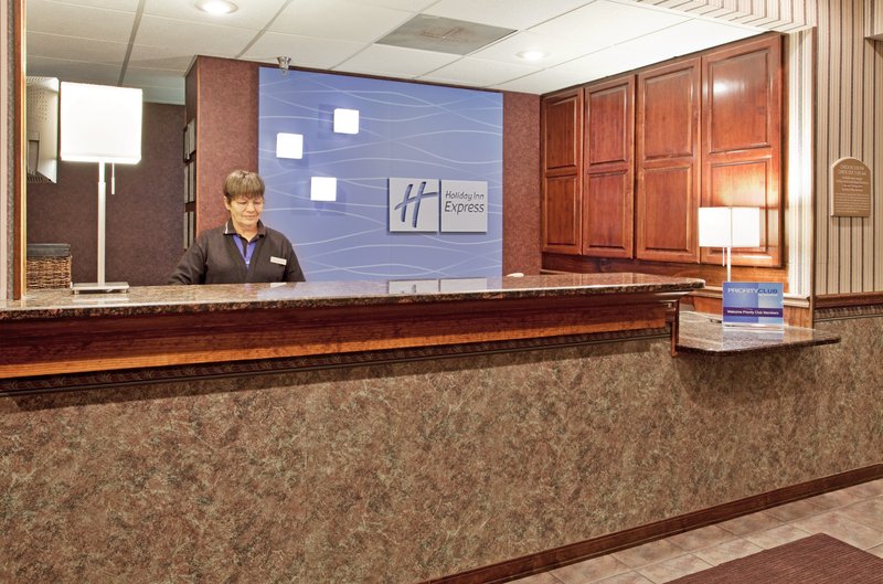 Holiday Inn Express OSAGE BCH - LAKE OF THE OZARKS - Oshkosh, WI